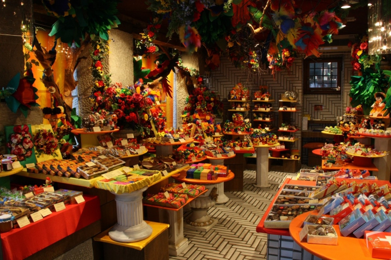 vitrine-GOURDON-min_candy_store_chocolate_shop_chocolate_switzerland-393515